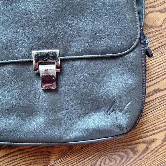 Brownish/Blackish Gloria Vanderbilt Classy Zippered Purse - Picture 2 of 5